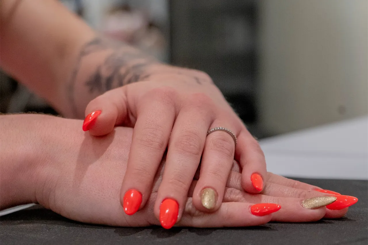 Mans amb una manicura vermella acabada de fer