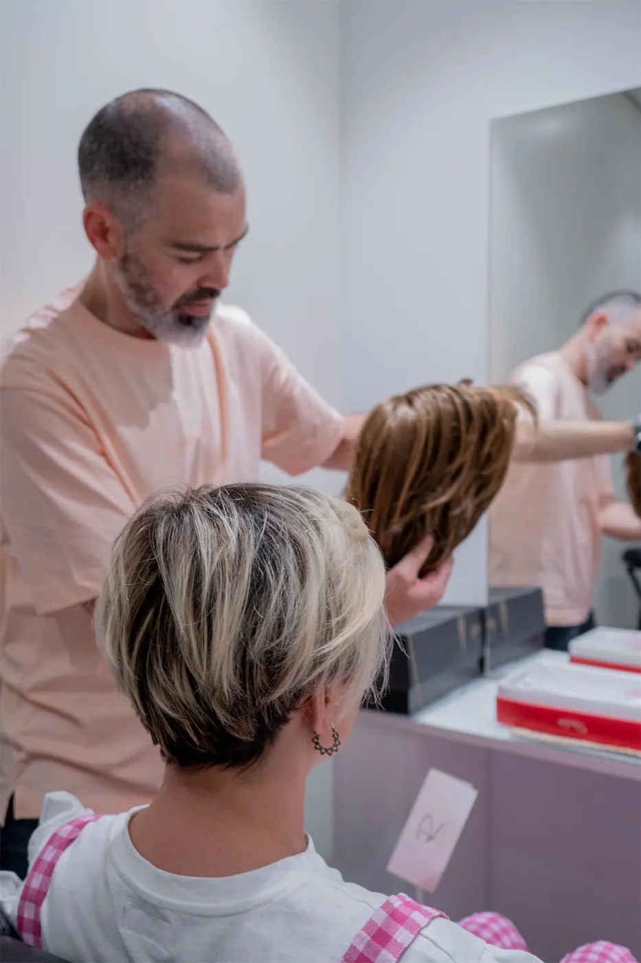 Prova d'una perruca de cabell curt a una clienta