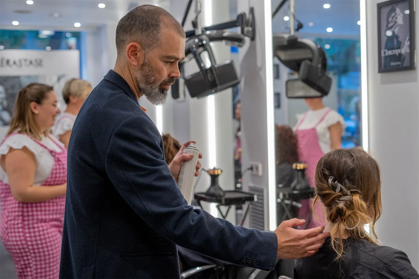 David Suquet i una estilista treballant en un pentinat