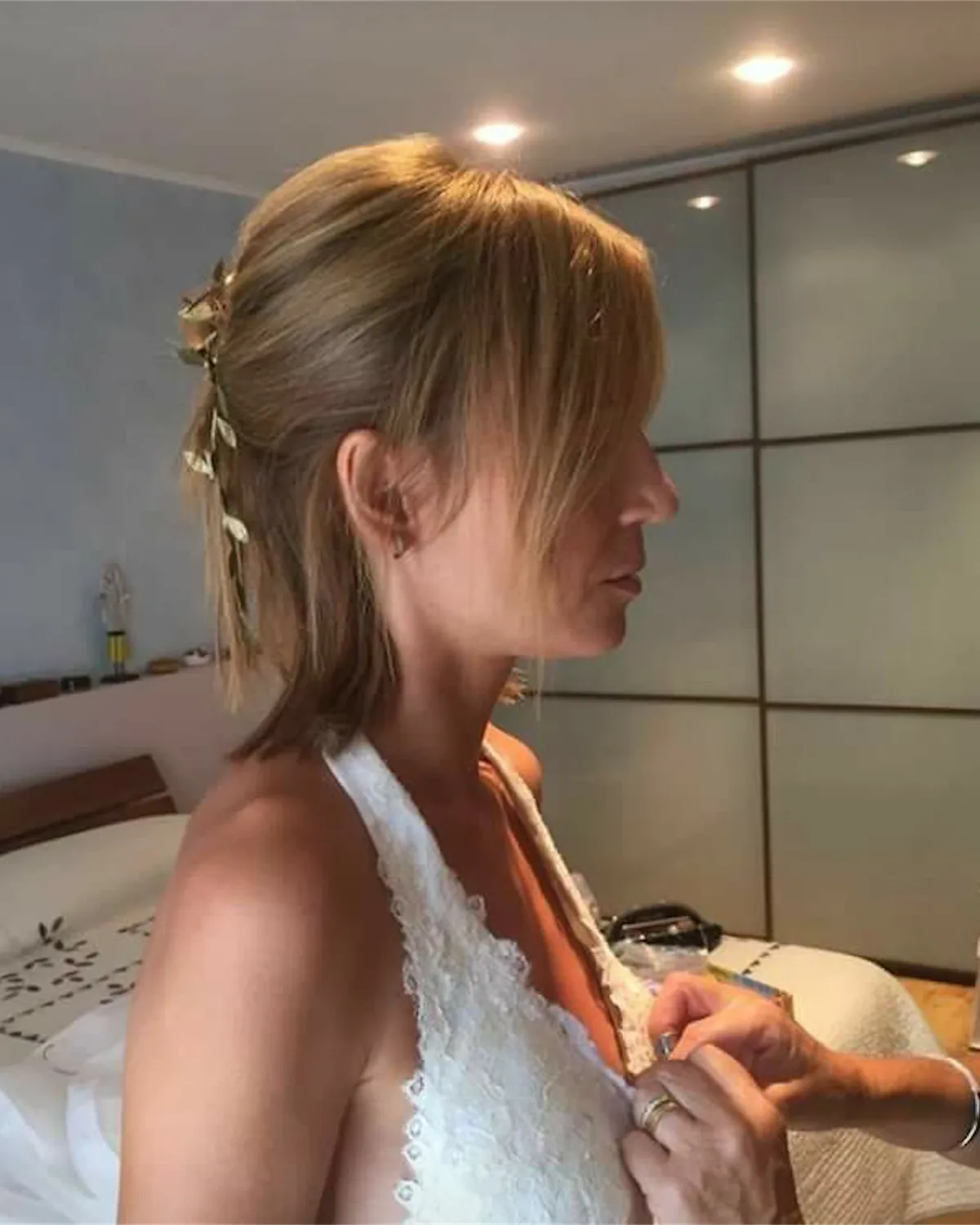 Núvia de perfil amb un recollit baix i suau