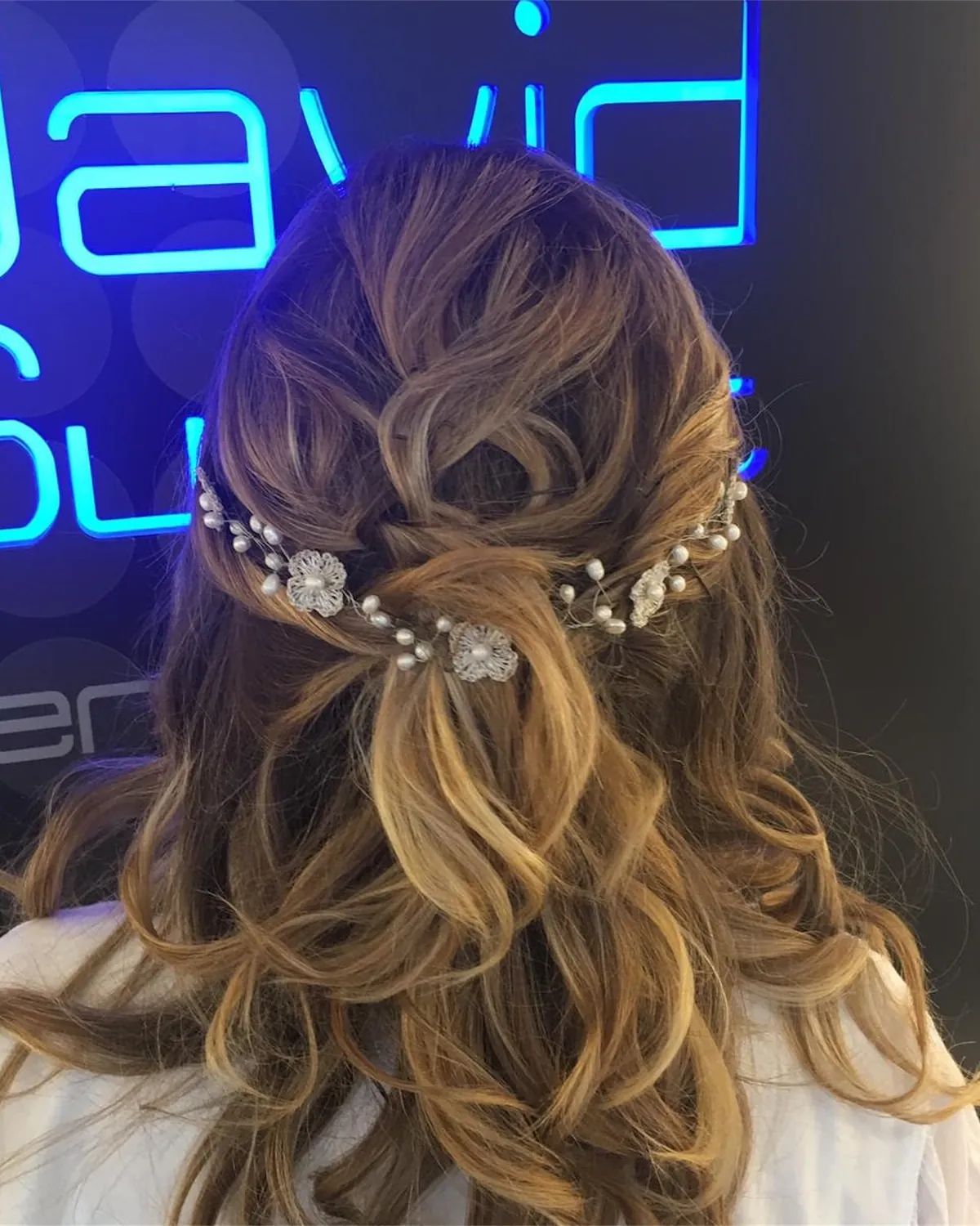 Semirecollit ondulat de núvia amb diadema de perles